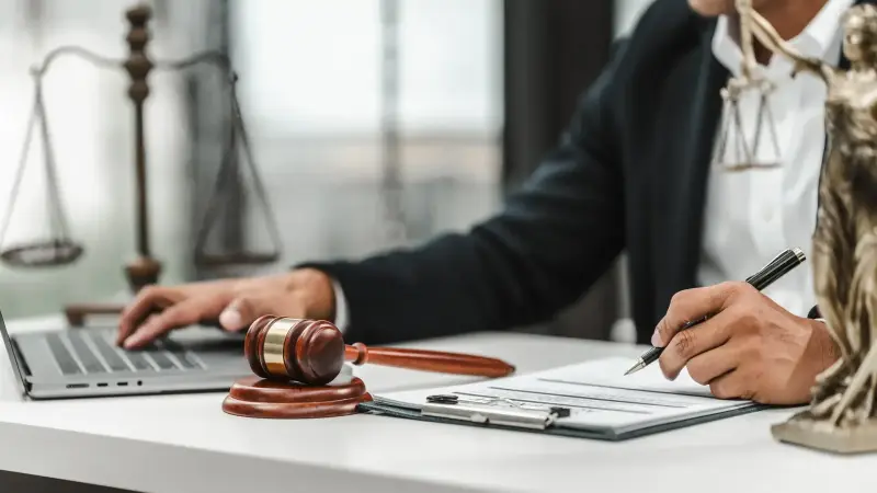 تفاوت وکیل پایه یک با مشاور حقوقی چیست