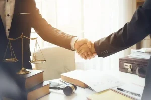 چگونه یک وکیل مناسب برای پرونده خود انتخاب کنیم